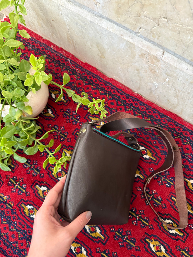 کیف دوشی زنانه تکه دوزی شده جنس چرم طبیعی نیل ست