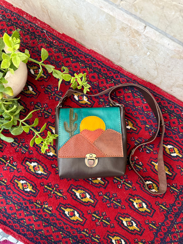 کیف دوشی زنانه تکه دوزی شده جنس چرم طبیعی نیل ست